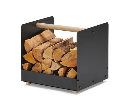 Un panier à bûches noir avec une poignée en bois rempli de bois de chauffage.