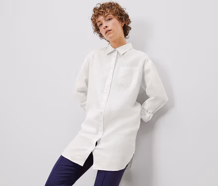 Femme posant en chemisier en lin blanc.