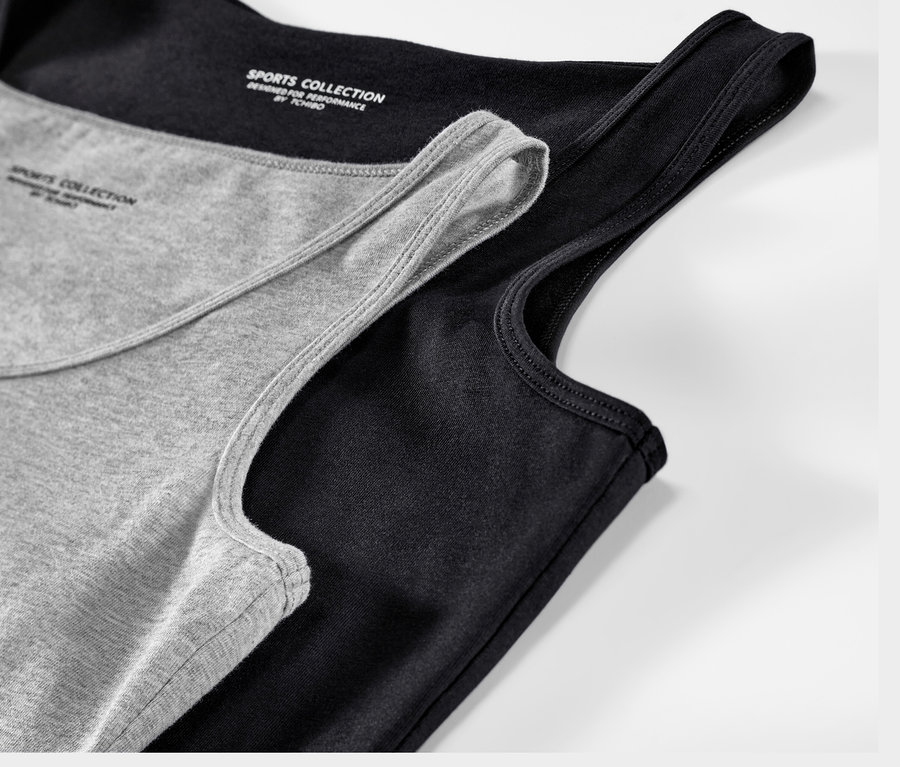 Gros plan sur 2
																																																																																																		 tops noirs et gris chiné.