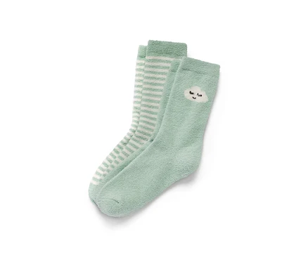 Deux paires de chaussettes moelleuses : une paire vert clair avec un motif de nuage, une paire avec des rayures blanches sur un fond vert clair.