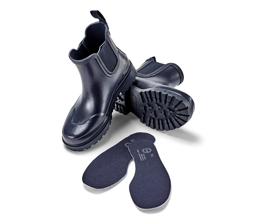 Deux bottines de pluie et deux semelles.