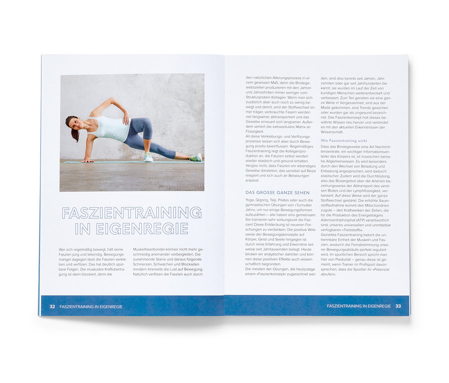 Une femme fait de l'exercice dans une pièce, un livre « Optimize Yourself » est posé sur la table.