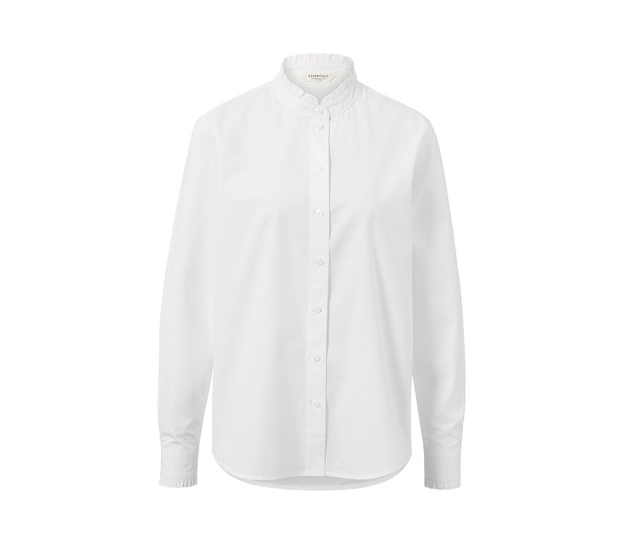 Chemisier blanc avec détails ruchés.