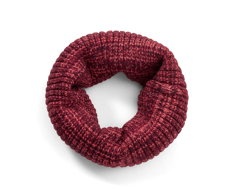 Une écharpe tube en maille dans un ton rouge chiné est posée sur un fond blanc.