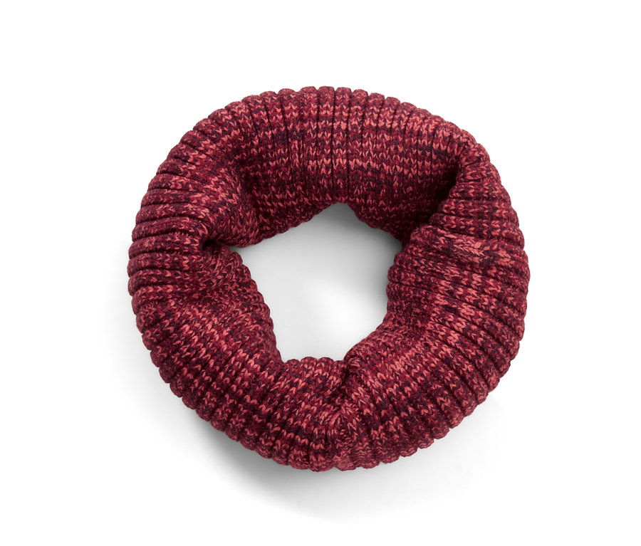 Une écharpe tube en maille dans un ton rouge chiné est posée sur un fond blanc.