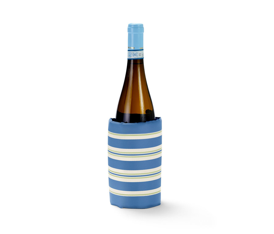 Bouteille dans une manchette de refroidissement pour bouteille à rayures bleues et blanches.