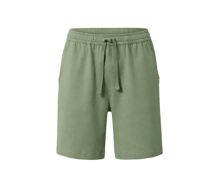Short relax vert avec cordon de serrage à la taille.