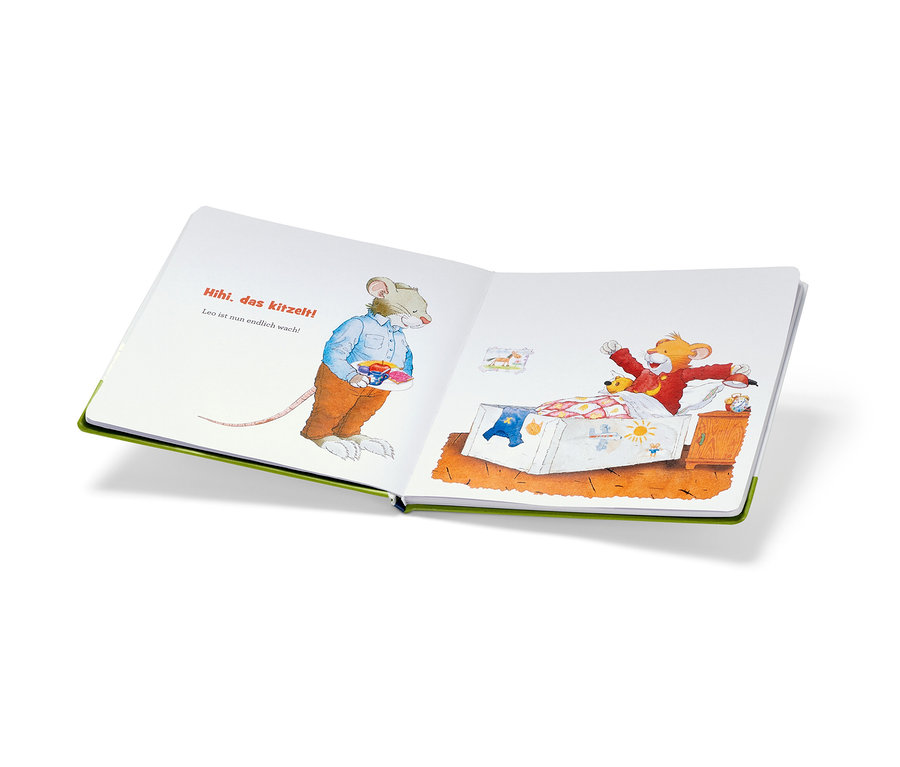 Livre ouvert « Leo Lausemaus – mein Mitmachbuch » avec des illustrations d'une souris et d'un lion dans différentes scènes.