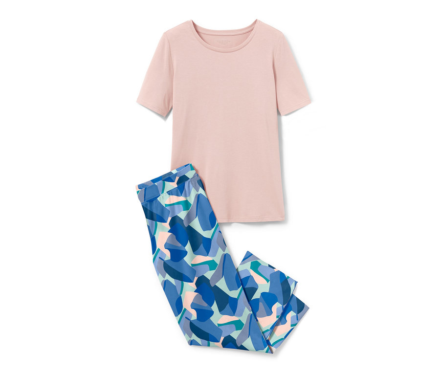 Un haut de pyjama rose et un pantalon de pyjama bleu à motifs sur fond blanc.