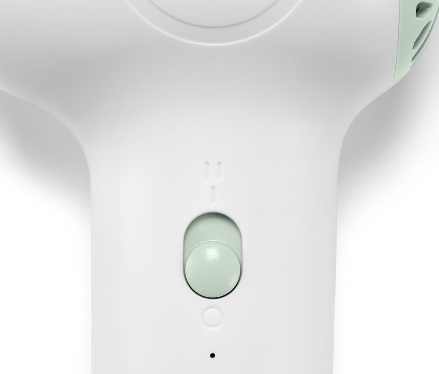 Gros plan sur un sèche-cheveux pour bébé avec batterie, avec un bouton de commande.