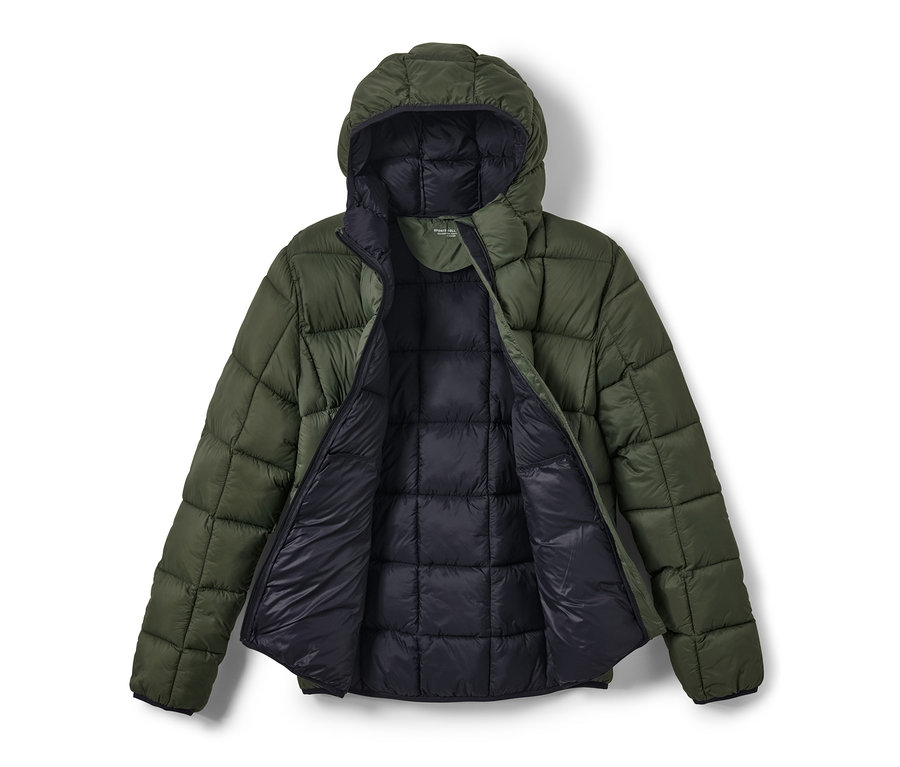 Veste matelassée kaki ouverte avec capuche.