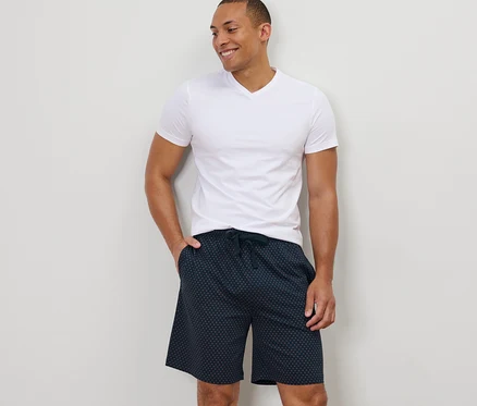 Homme debout avec la main dans la poche d'un short relax.