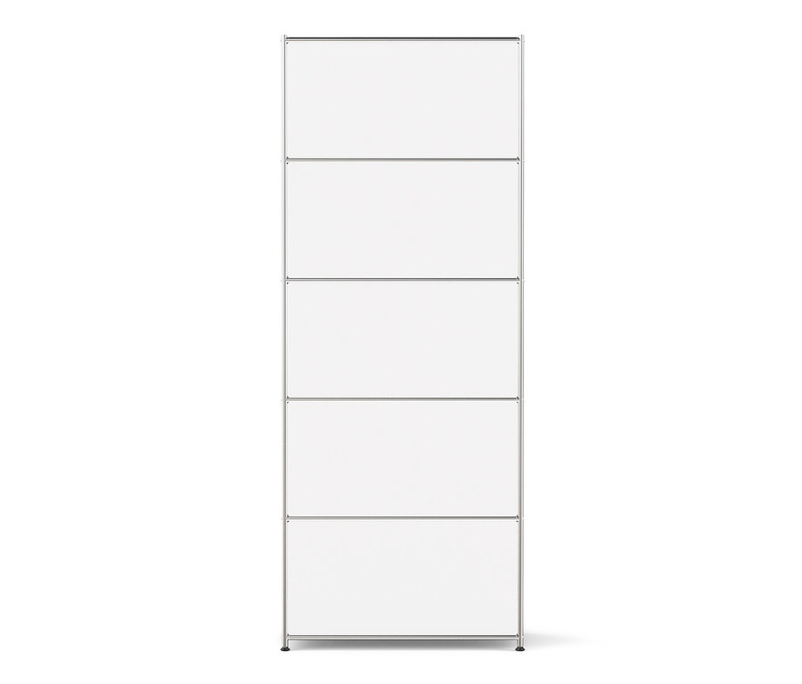 Garde-robe en métal « CN3 » avec tringle à vêtements sur fond blanc.