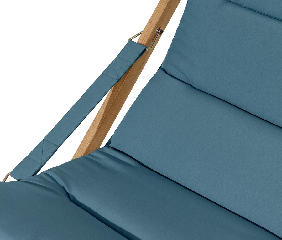 Gros plan sur un fauteuil de relaxation pliant bleu-gris.