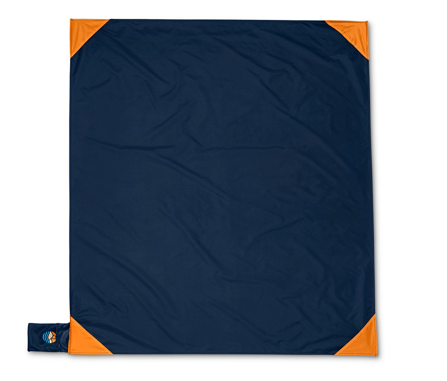Une mini-couverture de pique-nique bleu marine avec des coins orange.
