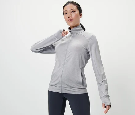Femme posant dans une veste fonctionnelle blanc chiné.