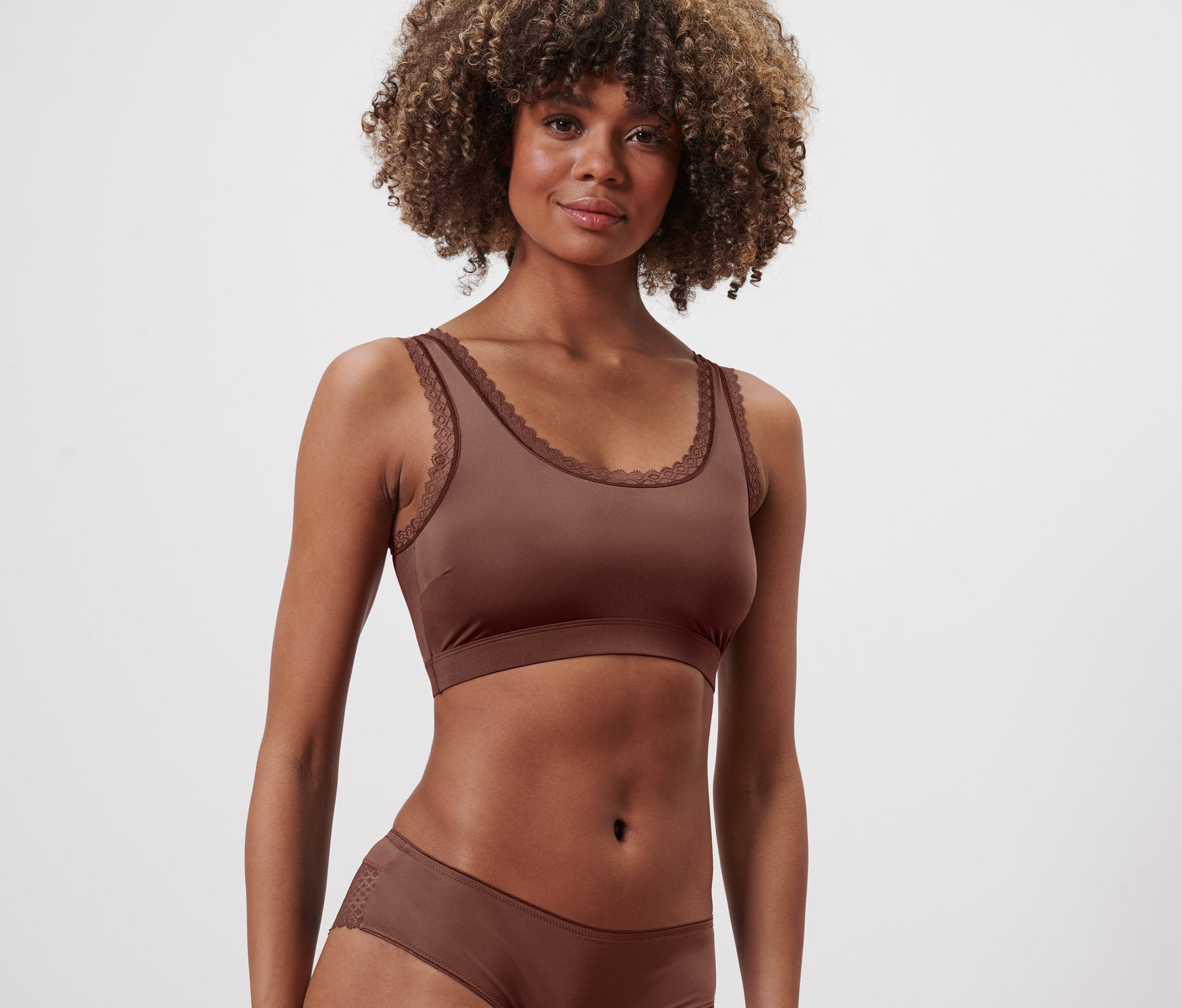 Femme portant un bustier et une culotte marron.