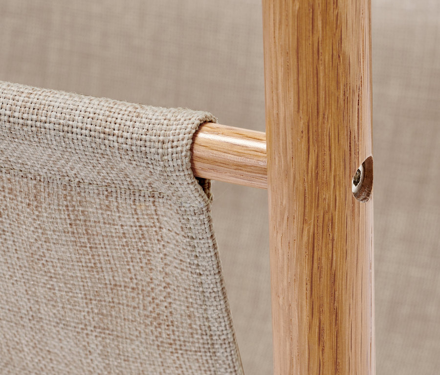 Gros plan sur une table d'appoint avec espace de rangement à boucles.