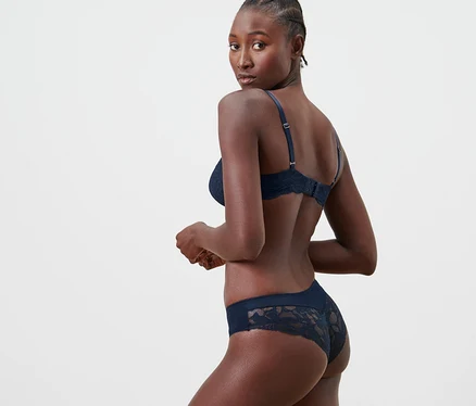 Femme posant en soutien-gorge et 2 slips brésiliens bleus.