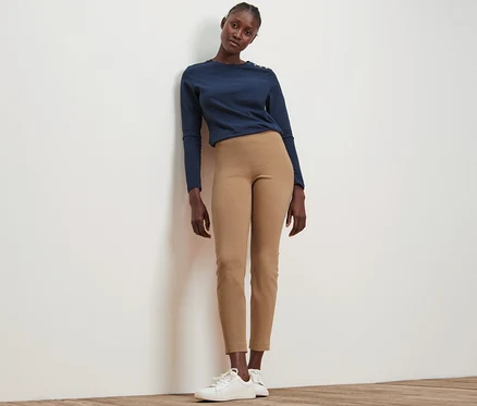 Femme posant en pantalon stretch.