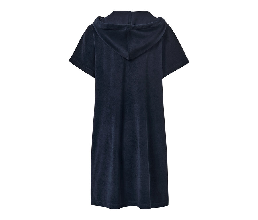 Robe de plage en tissu éponge bleu avec capuche.