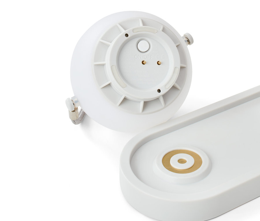 Gros plan d'un ensemble de lampes de table à batterie.