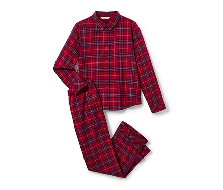 Un pyjama en flanelle rouge à carreaux avec des manches longues et un pantalon.