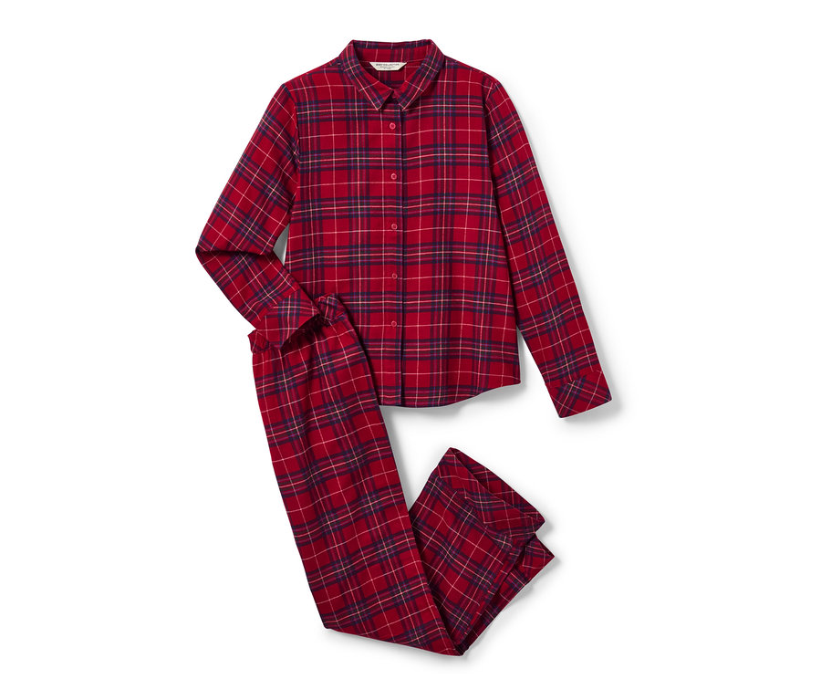 Un pyjama en flanelle rouge à carreaux avec des manches longues et un pantalon.