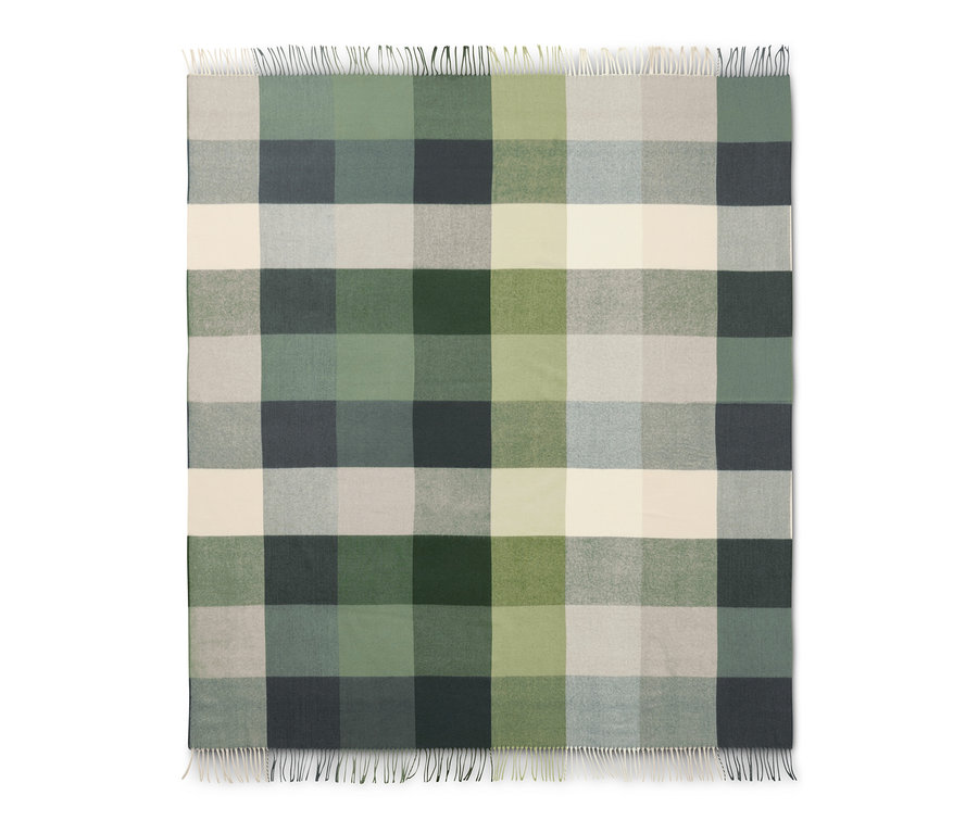 Plaid à carreaux avec des franges dans les tons de vert et de crème.