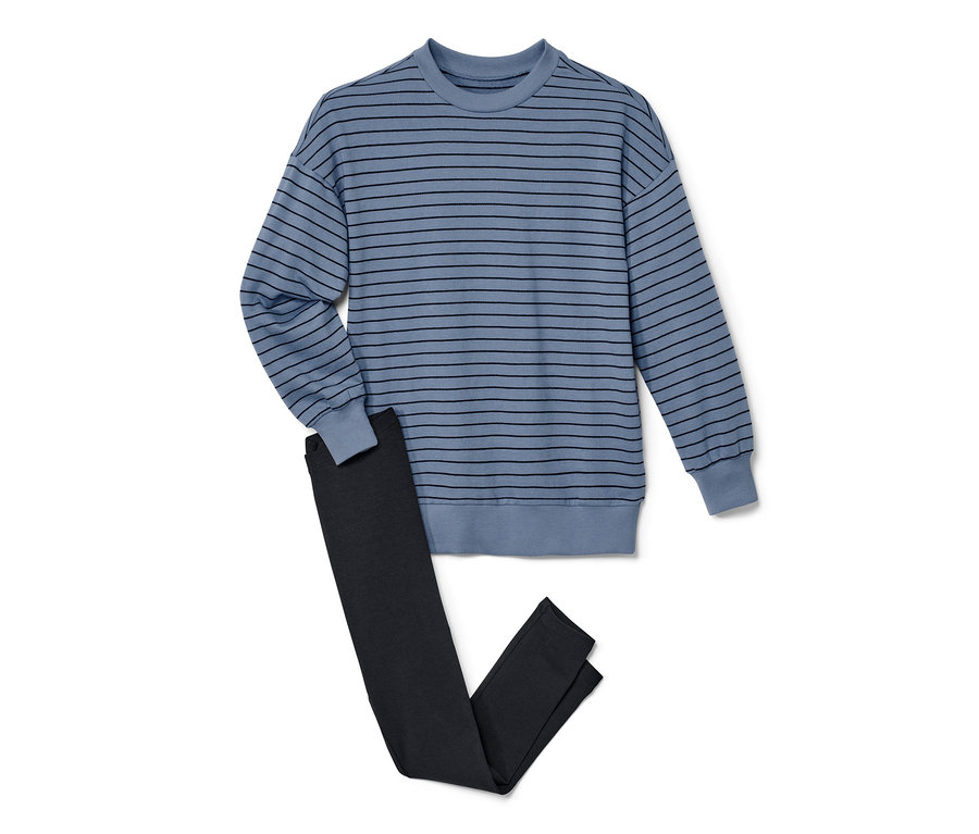 Un pyjama lounge pour enfant bleu rayé avec un pantalon foncé.