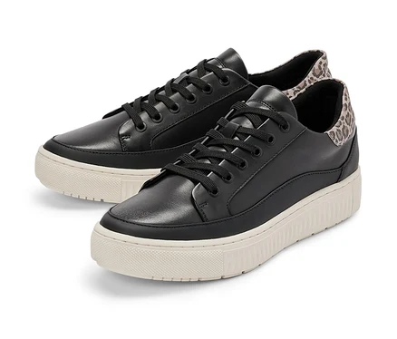 Deux baskets en cuir avec des lacets noirs et un motif léopard au talon.