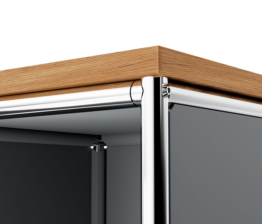 Détail d'une commode étroite en métal « CN3 » avec plateau en bois et 2 abattants, gris.