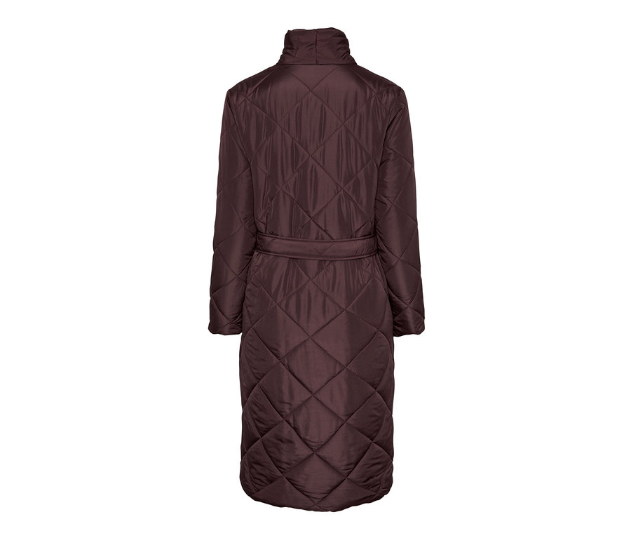 Manteau matelassé bordeaux, vue de dos.