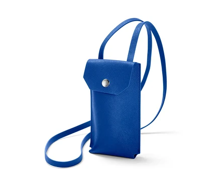 Un mini sac bleu avec une bandoulière sur un fond blanc.