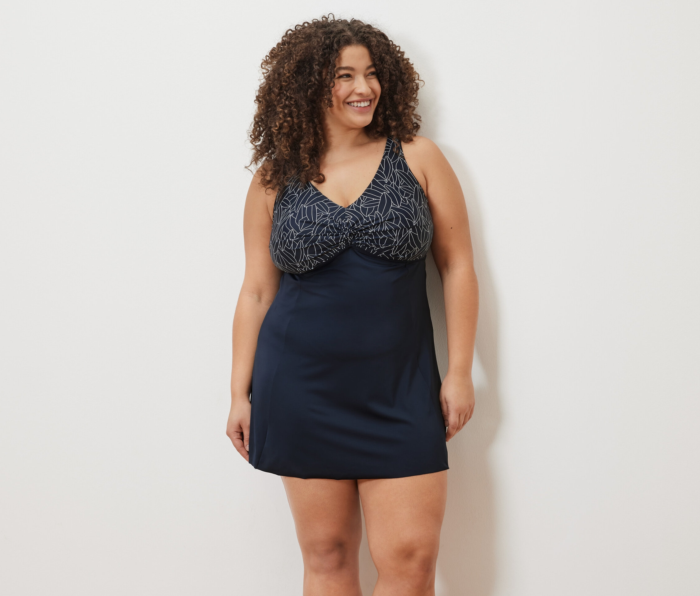 Femme souriante portant un maillot de bain.