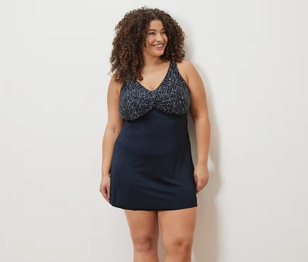 Femme souriante portant un maillot de bain.