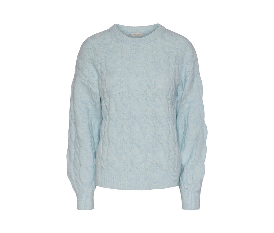 Pull en maille bleu ciel.
