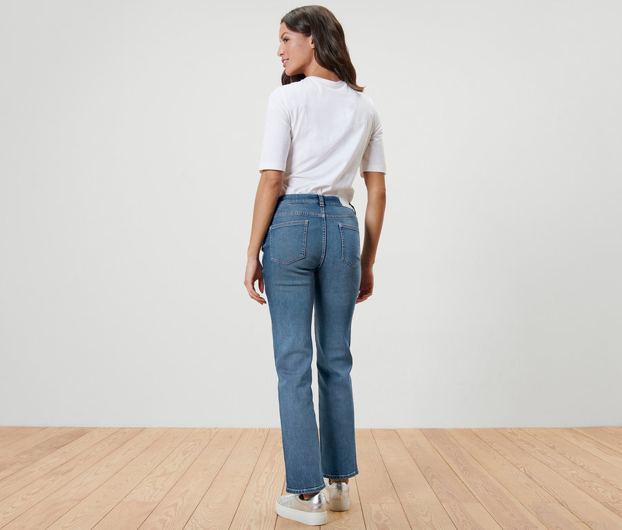 Femme de dos portant un jean droit – Fit « Kira » et un t-shirt blanc.