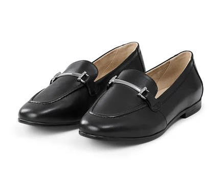 Loafers en cuir noirs.