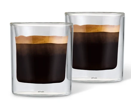 Deux verres à expresso remplis de café.