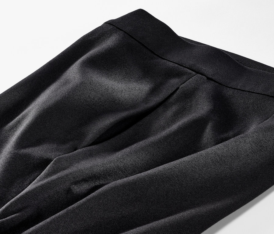 Gros plan sur un pantalon en jersey confortable noir.