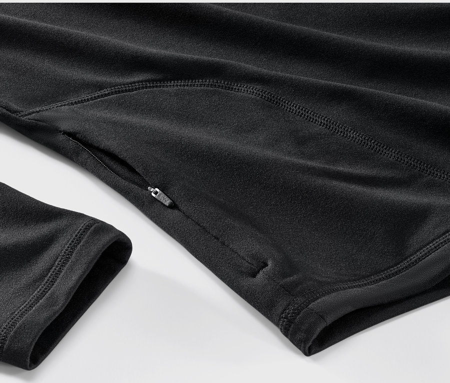 Gros plan sur un t-shirt technique thermique noir à manches longues avec une fermeture éclair sur la manche.