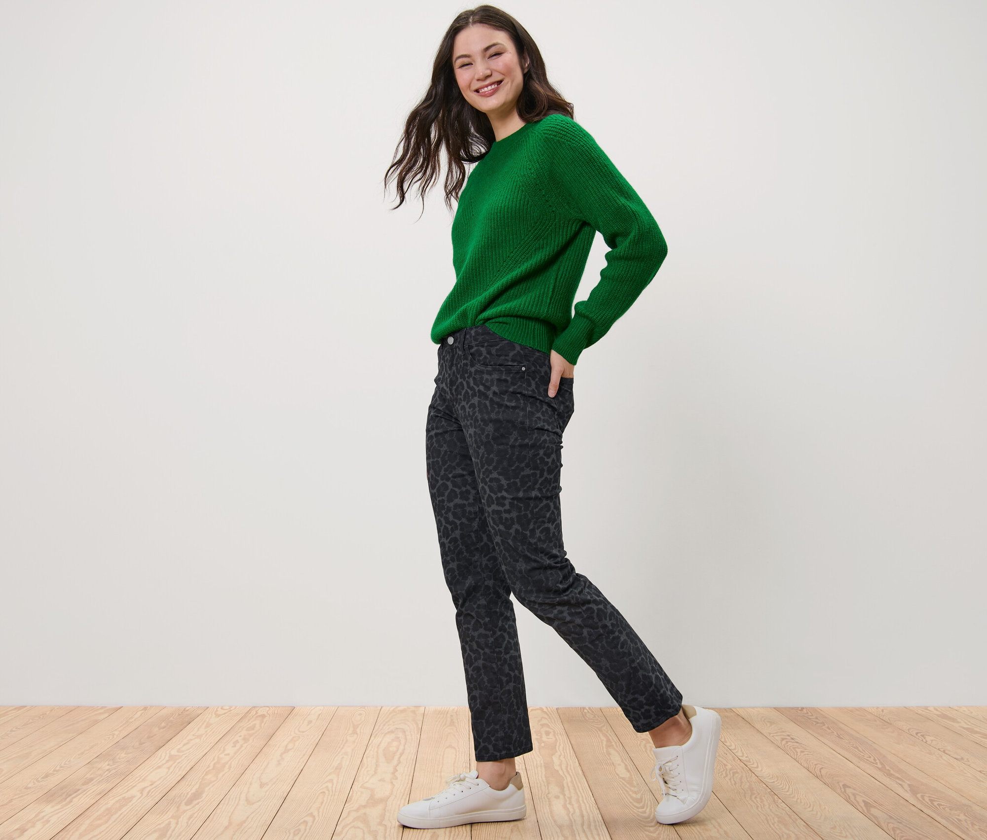 Femme posant en pull vert et jean droit imprimé –
Fit «
Kira
».