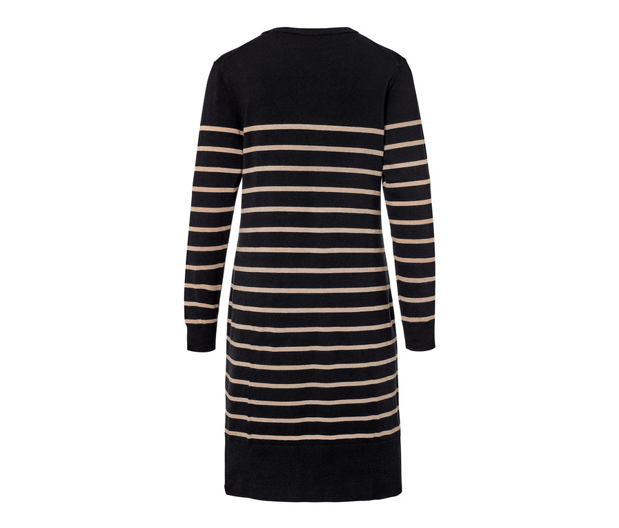 Gros plan d'une robe en maille fine rayée.