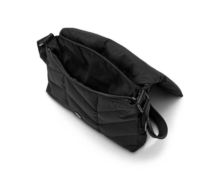 Gros plan d'un sac matelassé à bandoulière noir avec fermeture éclair ouverte.
