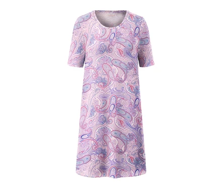 Chemise de nuit à manches courtes avec un motif violet.