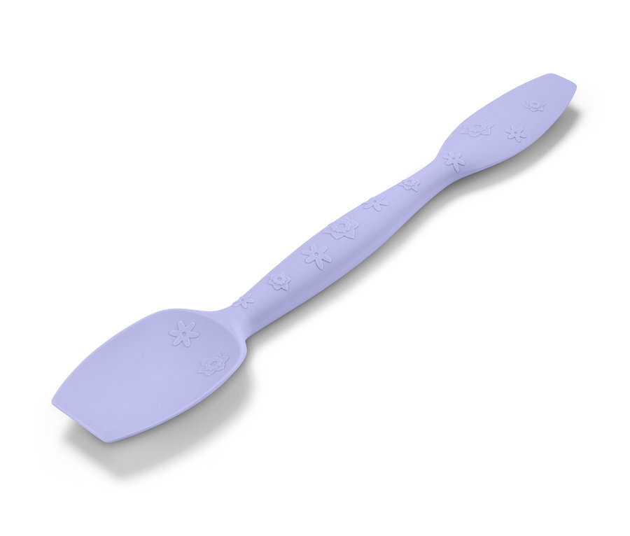 Une cuillère à pâte multifonctions violette avec un motif floral sur fond blanc.
