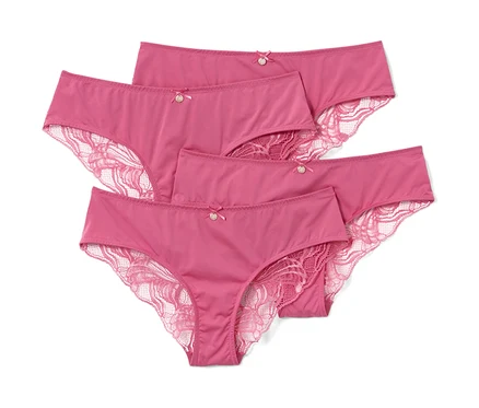 Quatre slips brésiliens roses avec de la dentelle.