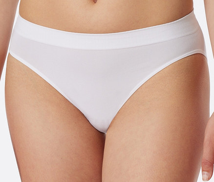Une femme porte un slip SCHIESSER Rio blanc.
