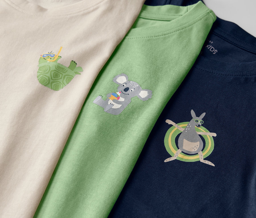 Trois t-shirts pour enfant : beige avec une tortue portant des lunettes, vert avec un koala et bleu marine avec un kangourou.
